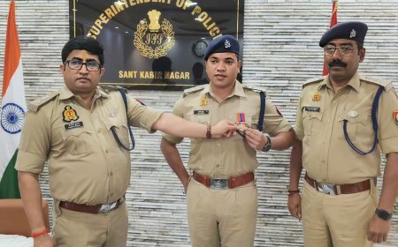 संतकबीरनगर एसपी नें क्षेत्राधिकारी को मेडल पहनाकर किया सम्मानित