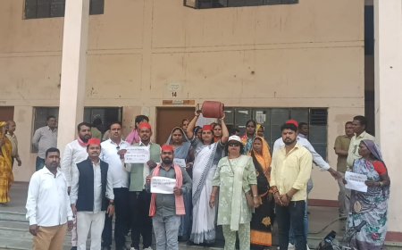 गैस सिलेंडर की किल्लत व मूल्य बढोत्तरी को लेकर सपाइयों ने एसडीएम को दिया ज्ञापन