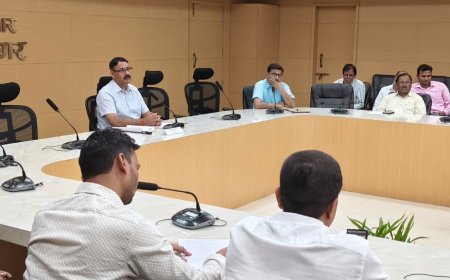 डीएम नें पेट्रोल, डीजल एवं घरेलू गैस आपूर्ति के सुचारू संचालन के संबंध में किया बैठक 