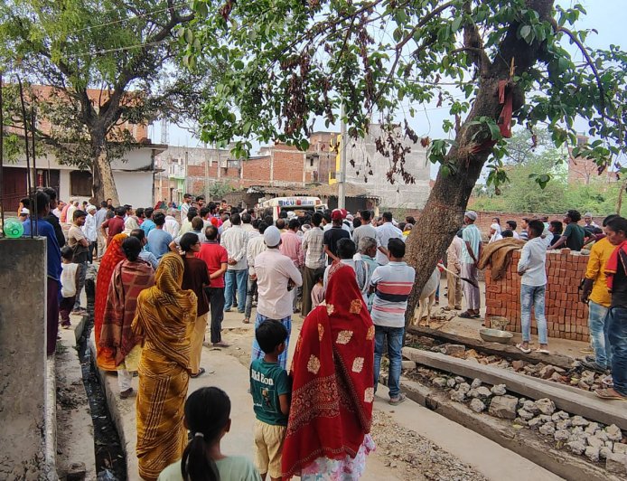 ट्रक की ठोकर से बाइक सवार पिता की मौत पुत्र घायल