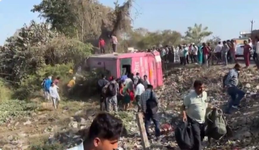 संतकबीरनगर में बुधा कला चौराहा  के पास  बस अनियंत्रित होकर गड्ढे  में पलटी