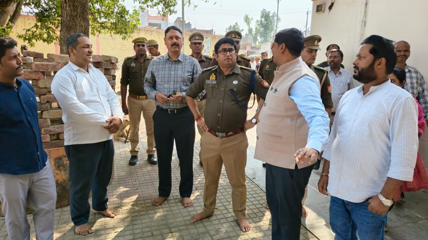डीएम व एसपी नें मेंहदावल क्षेत्र में किया पैदल गश्त 