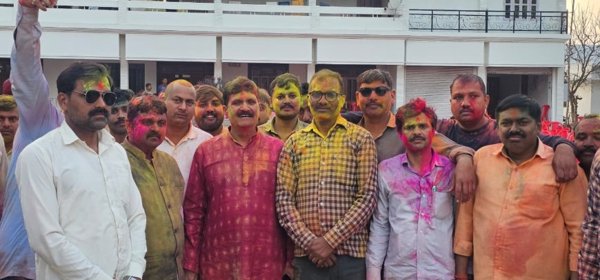 विधायक मेंहदावल के आवास पर होली मिलन समारोह का हुआ आयोजन
