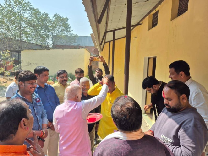 संतकबीरनगर पूर्व प्रदेश अध्यक्ष डॉ रमापति राम त्रिपाठी के आवास पर कार्यकर्ताओं ने खेली होली 