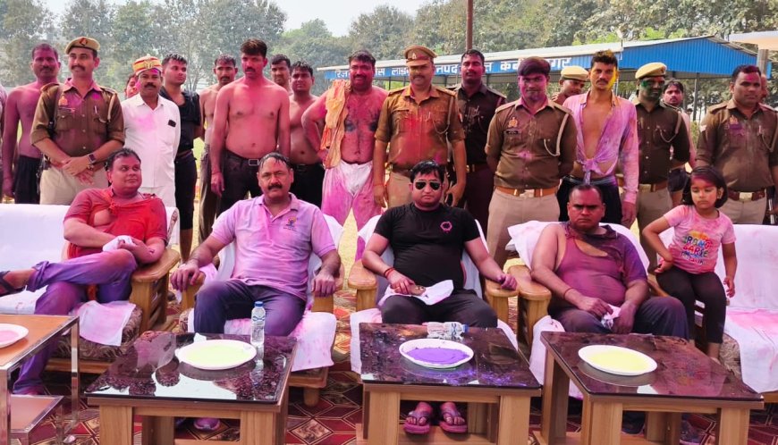 डीएम व एसपी नें पुलिस जन के साथ मनाया होली का त्यौहार