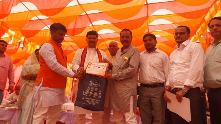 विधायक मेहदावल  व विधायक धनघटा ने  क्षेत्र  के ग्रामीणो को बाटा फ्री में  सिंचाई  पंपसेट