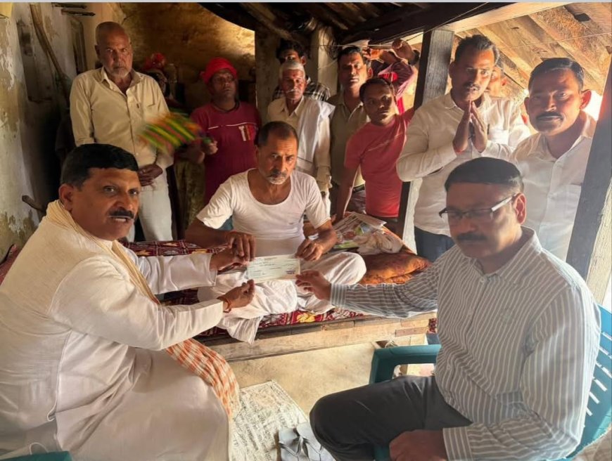 डीएम नें मृतक एमबीबीएस छात्र आकाश पाण्डेय के घर पहुंच कर परिवार से मिलकर दिया संत्तावना 