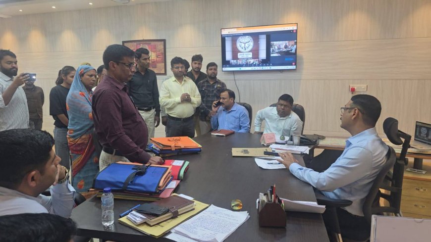 मीटर रीडरों ने प्रदर्शन किया, जिलाधिकारी को सौंपा पत्र 