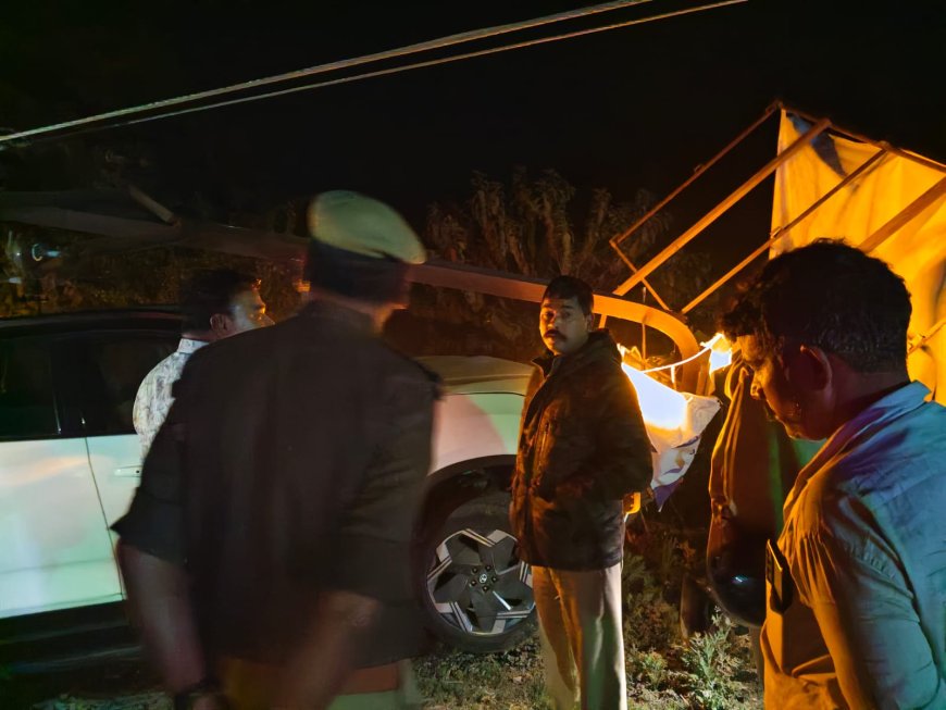 संत कबीर नगर की खबर लक्जरी कार विद्युत तार से टकराईं