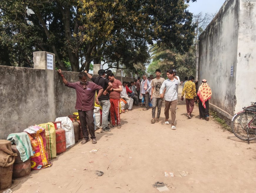 कालाबाजारी को लेकर गैस एजेंसी पर उपभोक्ताओं का प्रदर्शन 