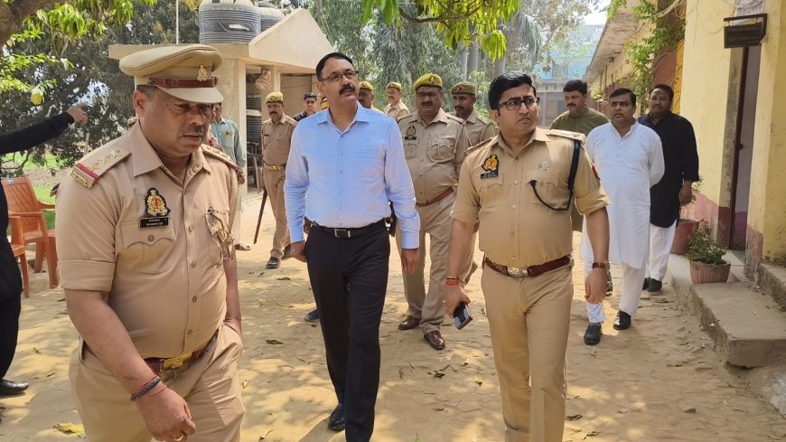 पुलिस भर्ती सम्पन्न करानें के लिए  संतकबीरनगर डीएम व एसपी नें परीक्षा केन्द्रो का किया निरीक्षण