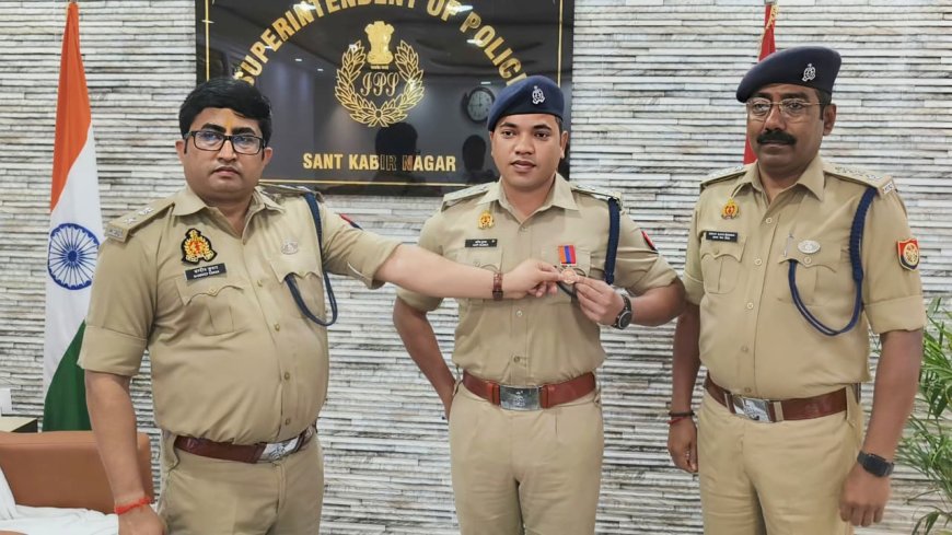 संतकबीरनगर एसपी नें क्षेत्राधिकारी को मेडल पहनाकर किया सम्मानित