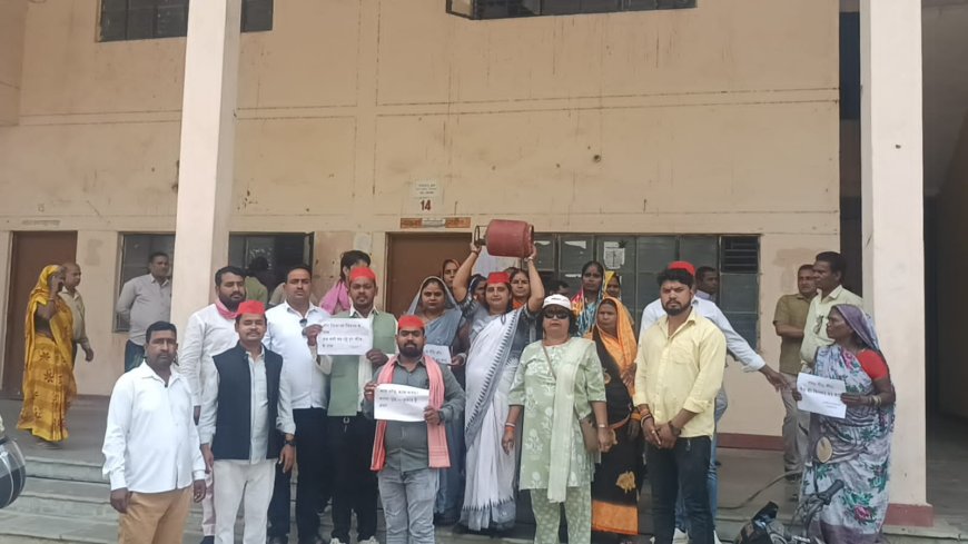गैस सिलेंडर की किल्लत व मूल्य बढोत्तरी को लेकर सपाइयों ने एसडीएम को दिया ज्ञापन