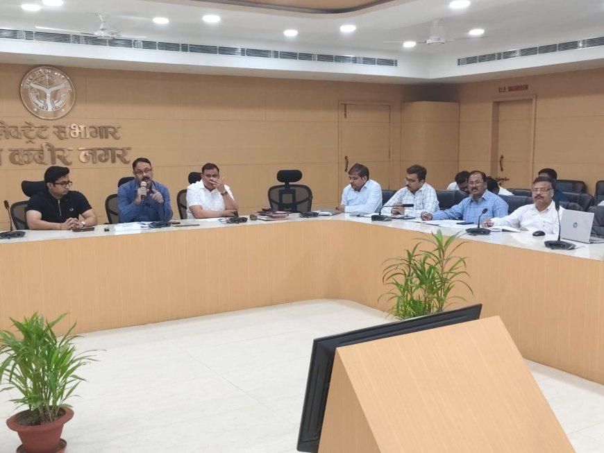 संतकबीरनगर डीएम नें पेट्रोल, डीजल एवं घरेलू गैस सिलेण्डर की आपूर्ति के संबंध में कलेक्ट्रट में किया बैठक 