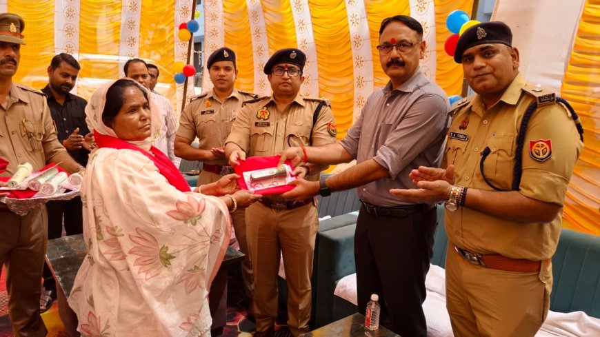 संतकबीरनगर जिलाधिकारी व एसपी नें  मिशन शक्ति केन्द्र का फीता काटकर किया उद्घाटन