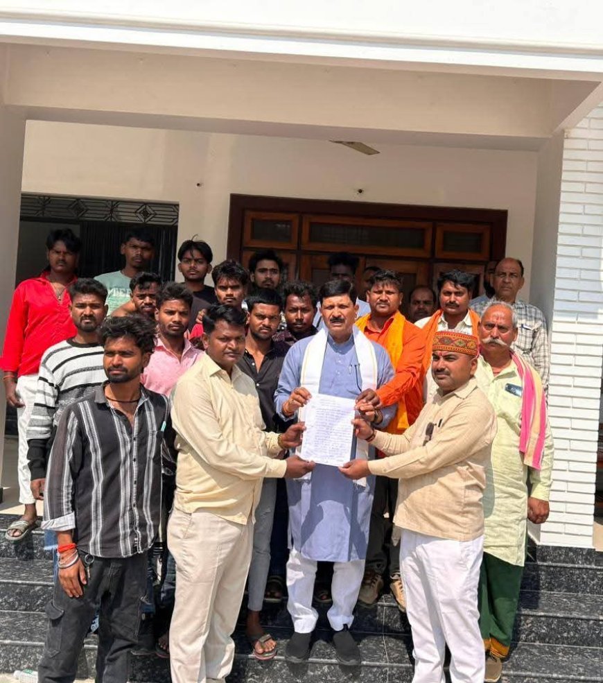 पिच रोड की मांग को लेकर विधायक मेंहदावल से मिले कुशहरा के लोग