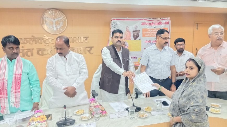 जिला पंचायत अध्यक्ष, विधायक खलीलाबाद, धनघटा व डीएम नें 344 आंगनवाड़ी सहायिकाओं को नियुक्ति पत्र किया वितरण