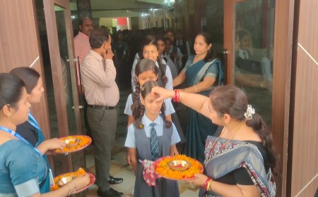 सूर्या इंटरनेशनल सीनियर सेकेंडरी स्कूल में पुष्पवर्षा व तिलक लगाकर छात्र-छात्राओं का हुआ स्वागत 
