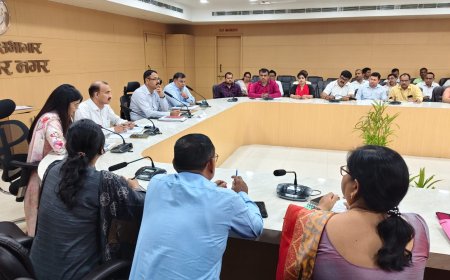 डीएम की अध्यक्षता में समस्त बोर्ड के माध्यमिक विद्यालयों के सुचारू संचालन को लेकर आयोजित हुई बैठक 