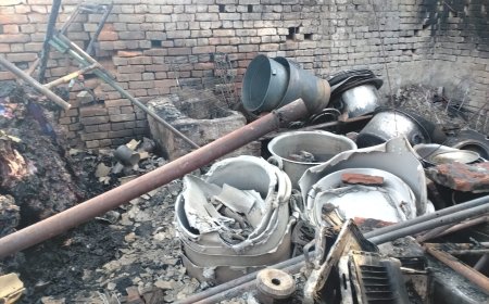 टेंट हाउस के गोदाम में लगी आग, लाखों का जला