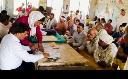 चकबंदी अधिकारी के निर्देश पर गांव में पहुंचे सी ओ ग्रामीणों ने खोली लेखपाल की पोल हंगामा 