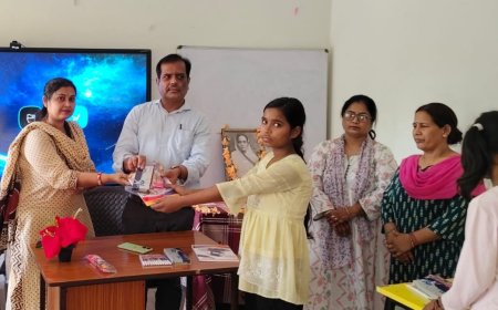 खंड शिक्षा अधिकारी ज्ञानचंद्र मिश्र ने छात्राओं को किया पुरस्कृत