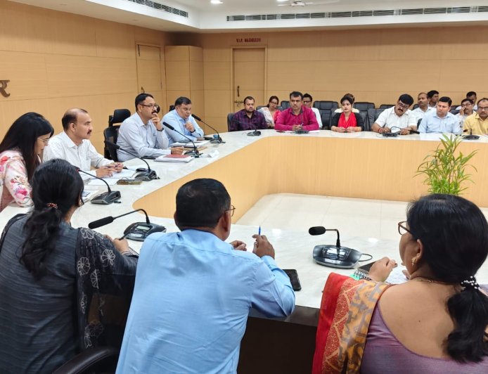 डीएम की अध्यक्षता में समस्त बोर्ड के माध्यमिक विद्यालयों के सुचारू संचालन को लेकर आयोजित हुई बैठक 