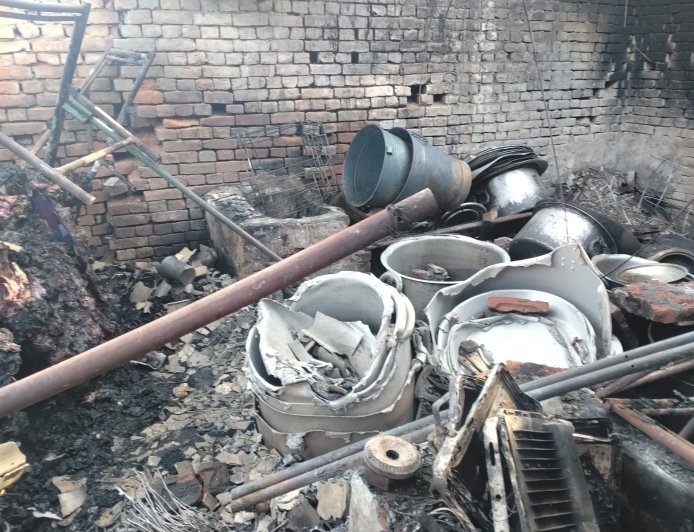 टेंट हाउस के गोदाम में लगी आग, लाखों का जला
