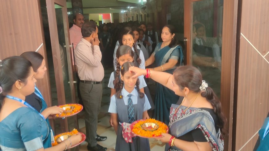 सूर्या इंटरनेशनल सीनियर सेकेंडरी स्कूल में पुष्पवर्षा व तिलक लगाकर छात्र-छात्राओं का हुआ स्वागत 