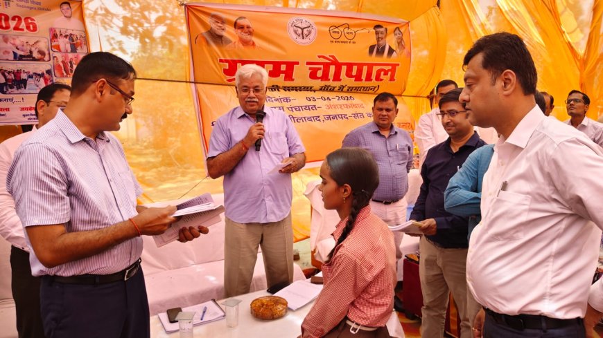 संतकबीरनगर डीएम व विधायक नें ग्राम पंचायत अशरफाबाद में ग्राम चौपाल में पहुंचकर जाना हाल
