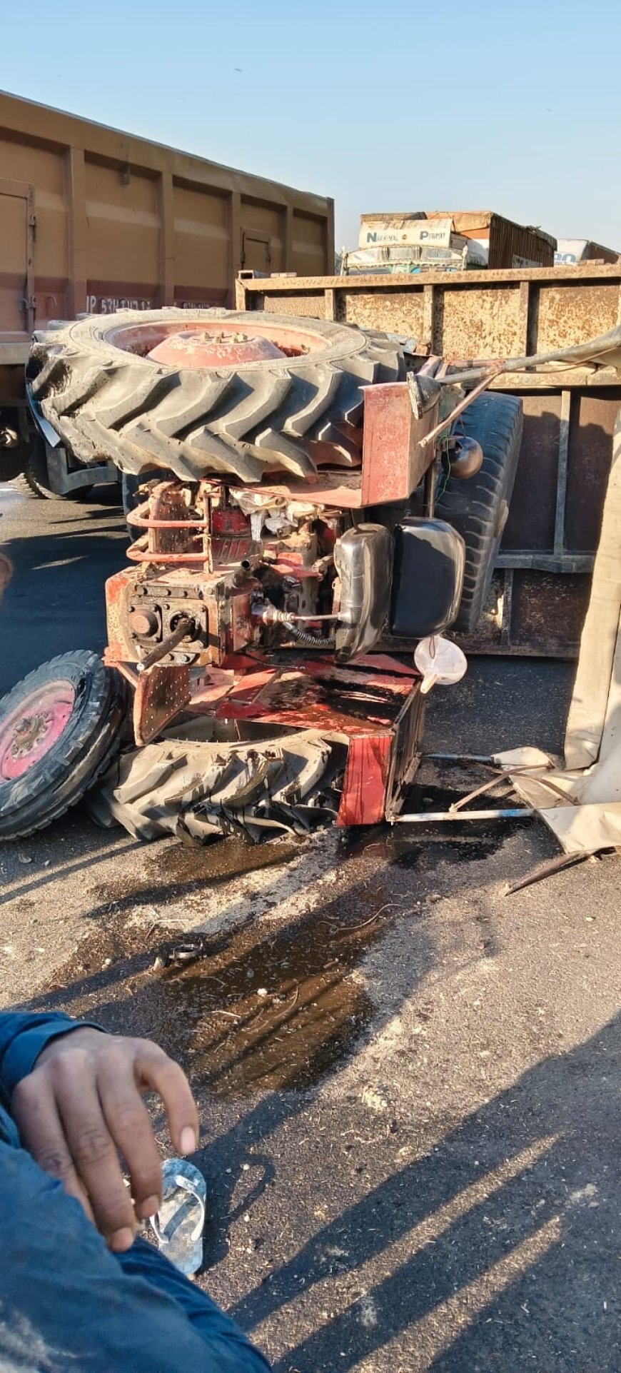 ट्रैक्टर पिकप में भिड़ंत चालक गंभीर रूप से घायल