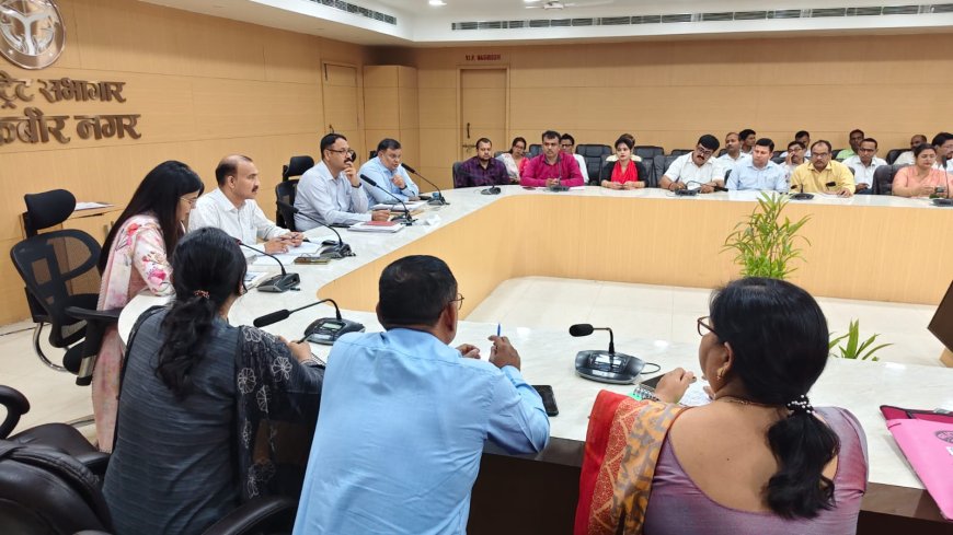 डीएम की अध्यक्षता में समस्त बोर्ड के माध्यमिक विद्यालयों के सुचारू संचालन को लेकर आयोजित हुई बैठक 