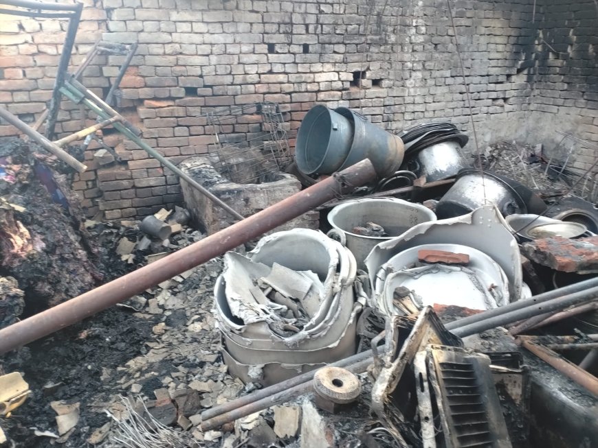 टेंट हाउस के गोदाम में लगी आग, लाखों का जला
