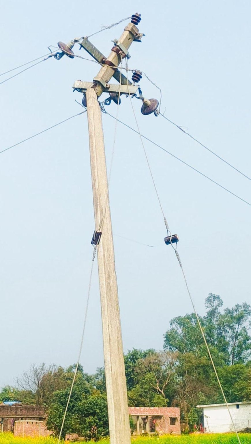 सार्वजनिक रास्ते पर टूटा हाई टेंशन का पोल जान का खतरा 