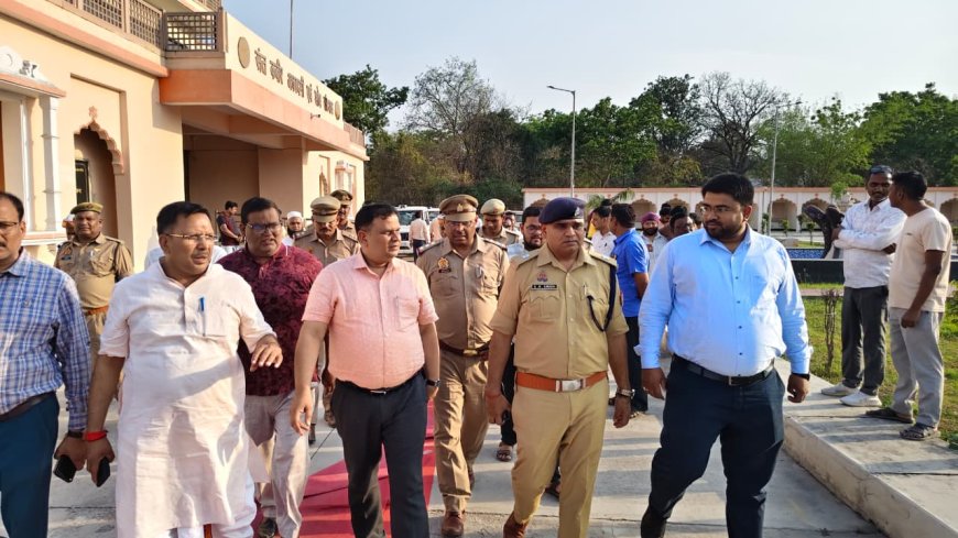 मगहर स्थित कबीर ऑडिटोरियम में शॉर्ट सर्किट से लगी आग