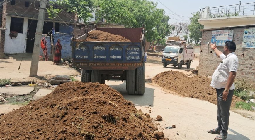 निजी खर्च से बनाया सड़क की पटरी, ग्रामीणों में खुशी