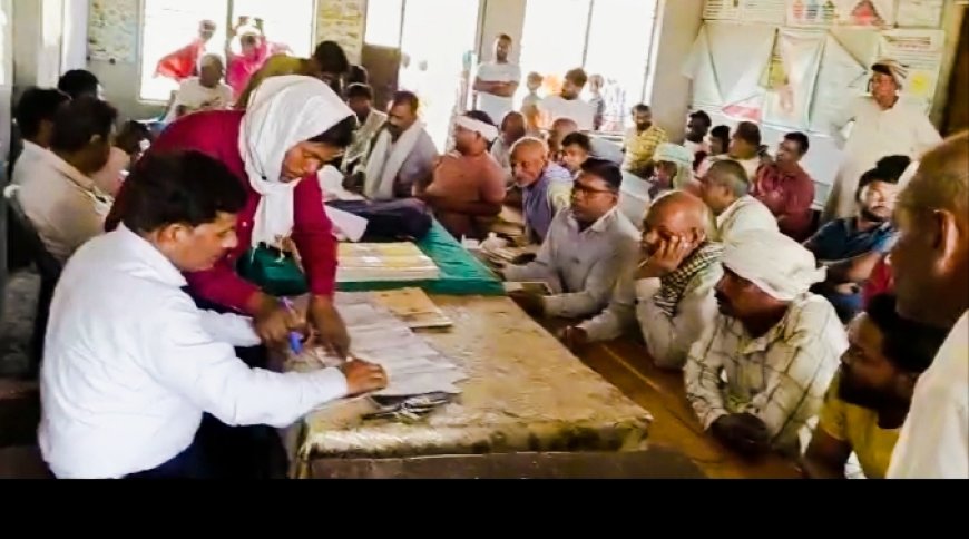 चकबंदी अधिकारी के निर्देश पर गांव में पहुंचे सी ओ ग्रामीणों ने खोली लेखपाल की पोल हंगामा 