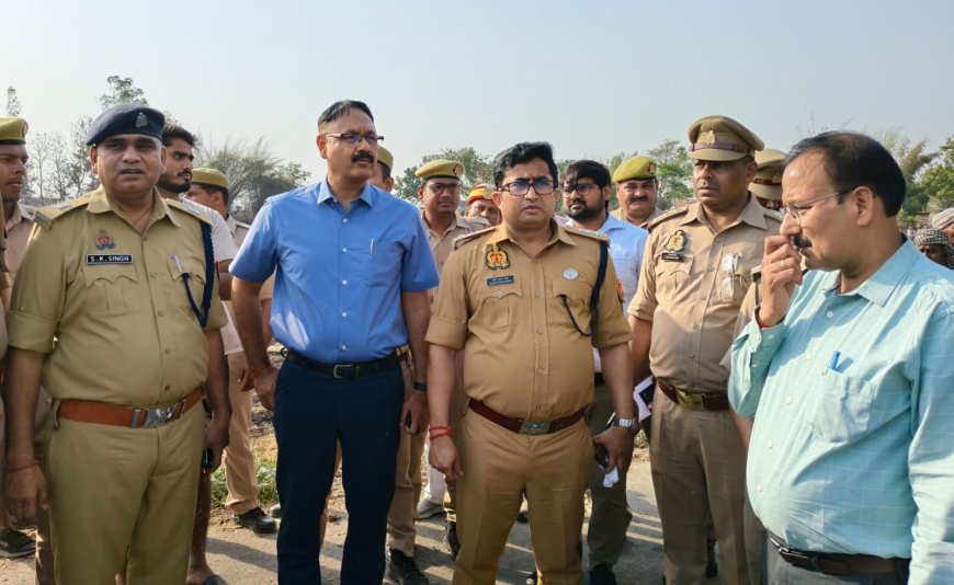 डीएम एवं एसपी नें धर्मपुरा में खेतों में अज्ञात कारणों से लगी आग का किया स्थलीय निरीक्षण