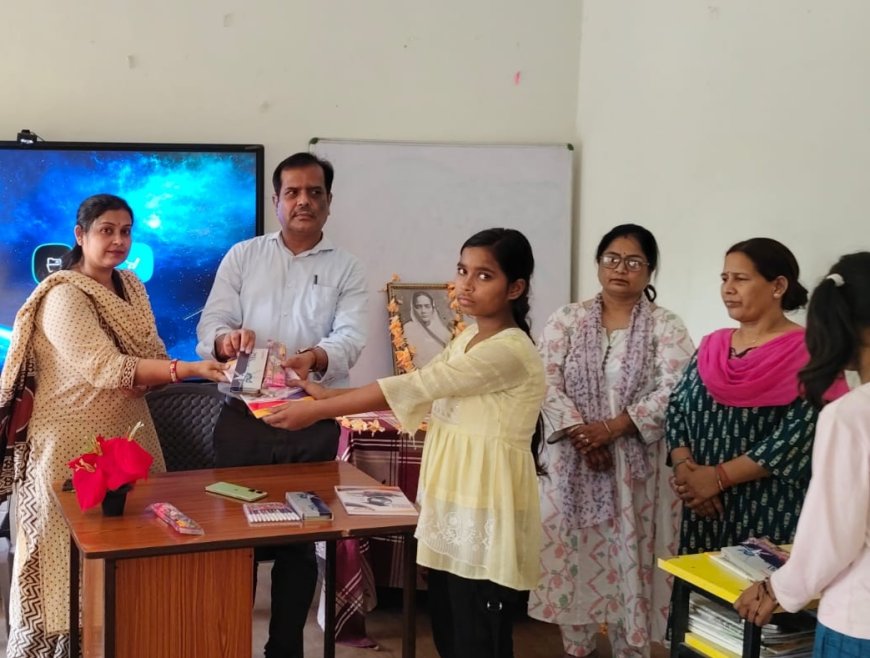 खंड शिक्षा अधिकारी ज्ञानचंद्र मिश्र ने छात्राओं को किया पुरस्कृत