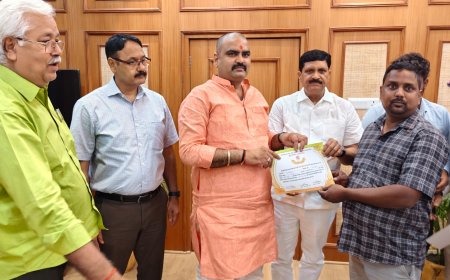 खलीलाबाद व मेंहदावल विधायक की मौजूदगी में किसानो के बीच चेक का हुआ वितरण