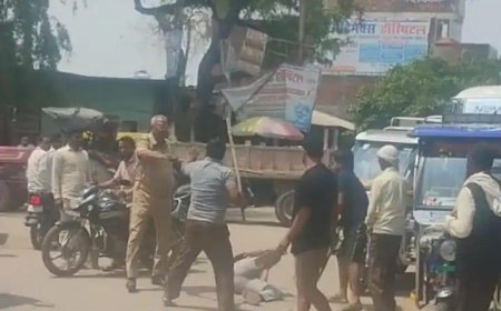 पुलिस के सामने युवक की पिटाई, जमीन विवाद में दबंगों ने लाठी-डंडों से पीटा