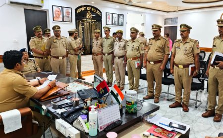 जनसुनवाई में लापरवाही बरतने वाले पुलिस अधिकारियों को संतकबीरनगर एसपी ने लगायी फटकार
