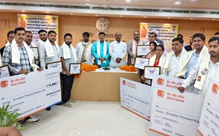 24717 अनुदेशकों  की मानदेय बढ़ोतरी पर प्रतीकात्मक चेक प्रदान कर किया सम्मानित