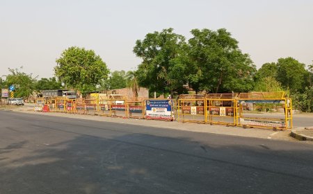 मगहर में सुरक्षा के नाम पर सजा,  दुर्गा मंदिर चौराहे पर लोहे की दीवार से हजारों की राह हुई बन्द