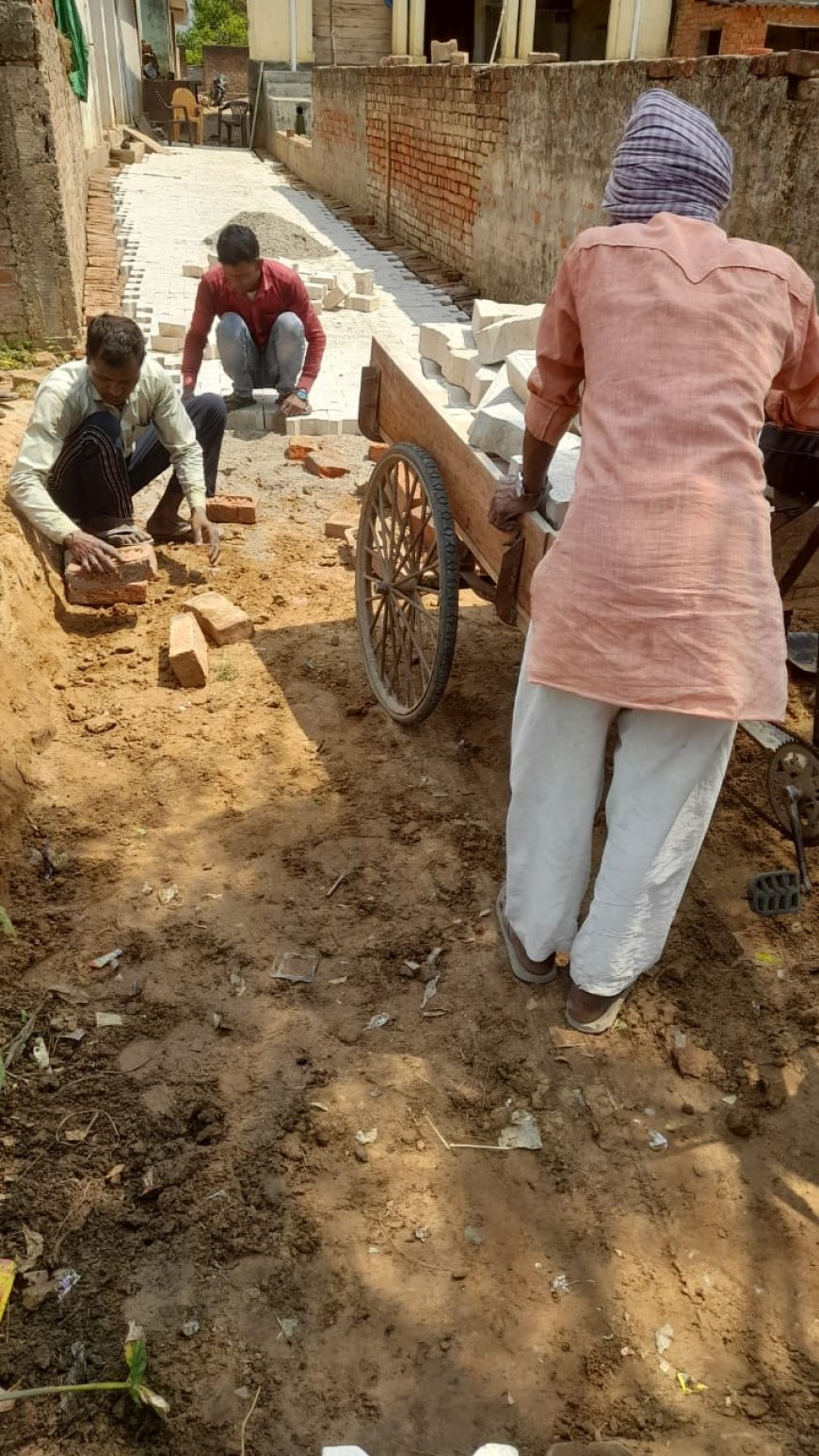 महुली थाना क्षेत्र में एसडीएम आदेश के बाद भी दबंग प्रधान करा रहा है खड़ंजा 