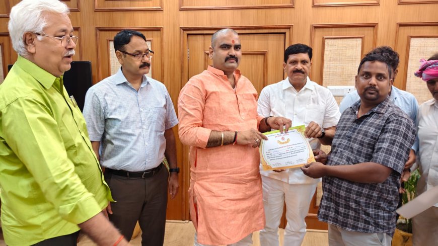 खलीलाबाद व मेंहदावल विधायक की मौजूदगी में किसानो के बीच चेक का हुआ वितरण