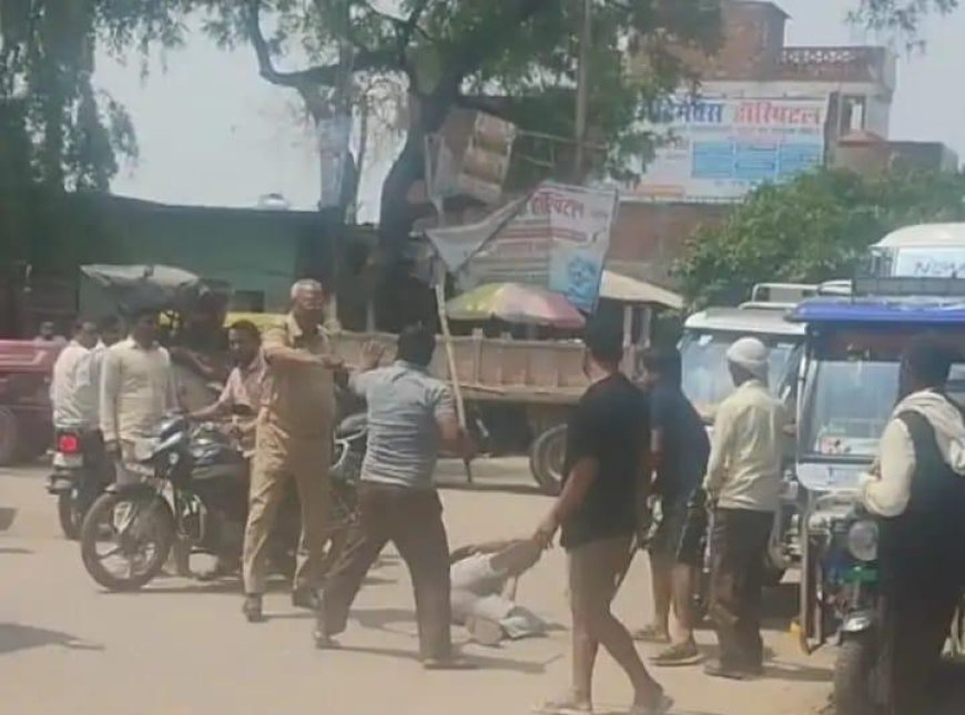 पुलिस के सामने युवक की पिटाई, जमीन विवाद में दबंगों ने लाठी-डंडों से पीटा