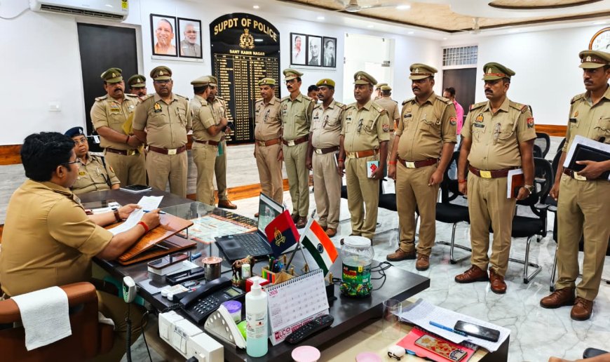 जनसुनवाई में लापरवाही बरतने वाले पुलिस अधिकारियों को संतकबीरनगर एसपी ने लगायी फटकार