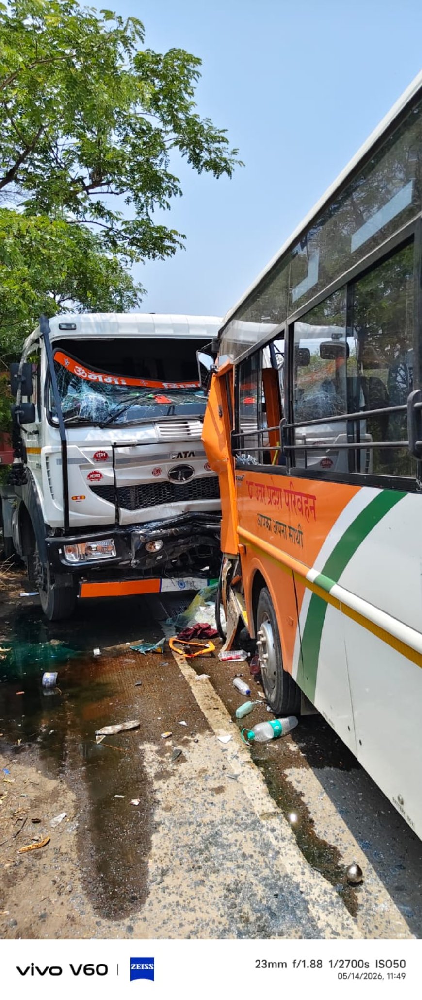 बस व ट्रेलर की टक्कर में 16 लोग घायल