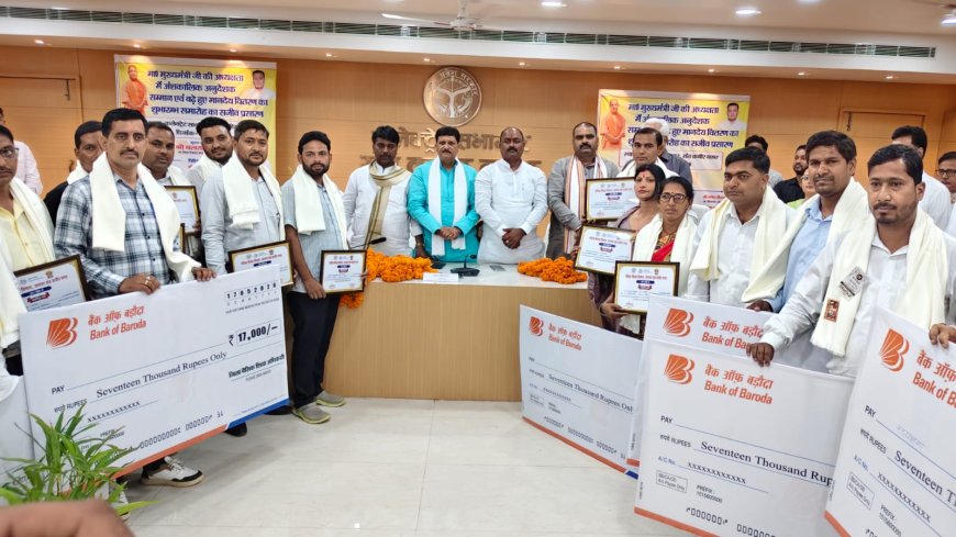 24717 अनुदेशकों  की मानदेय बढ़ोतरी पर प्रतीकात्मक चेक प्रदान कर किया सम्मानित